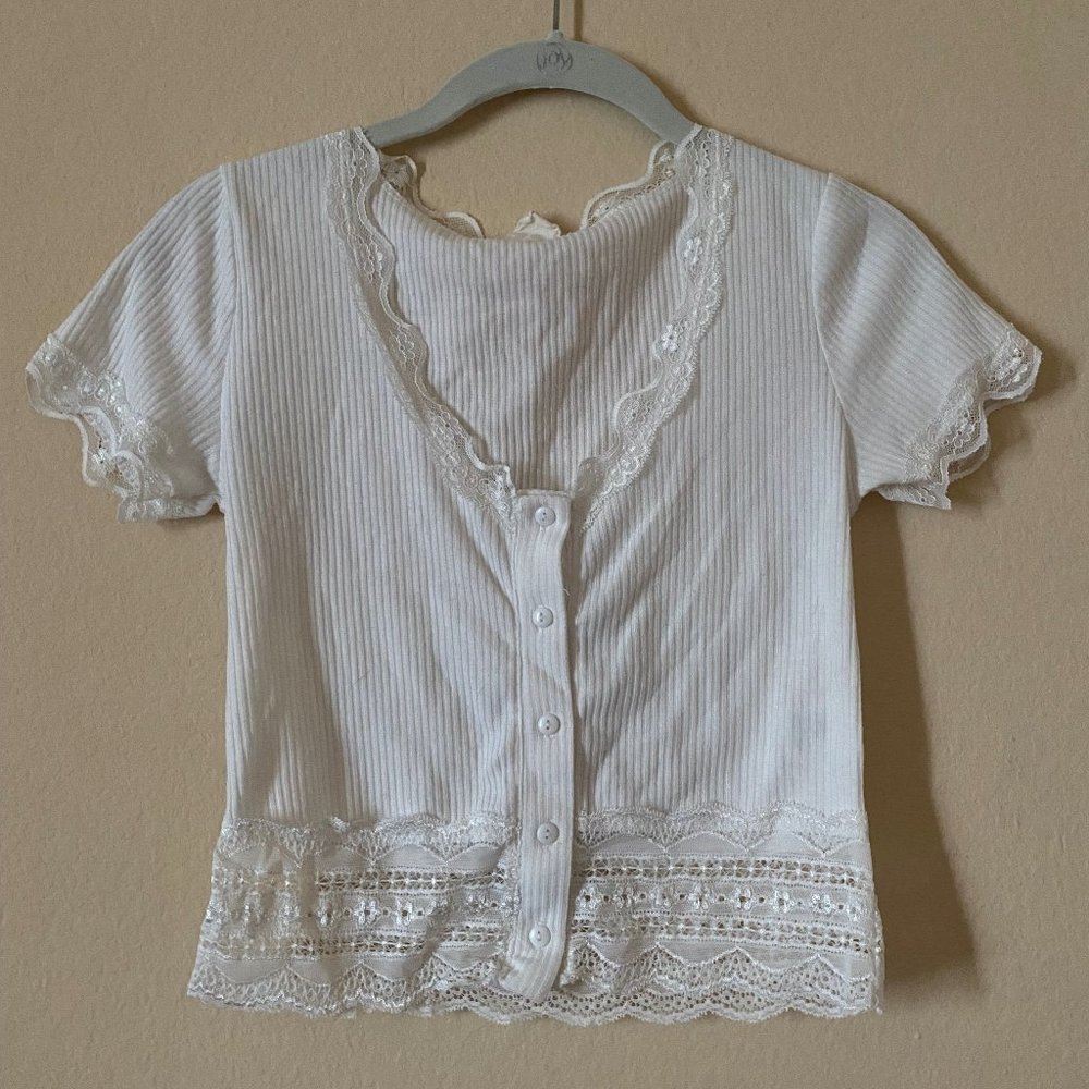 Pretty white cropped shirt